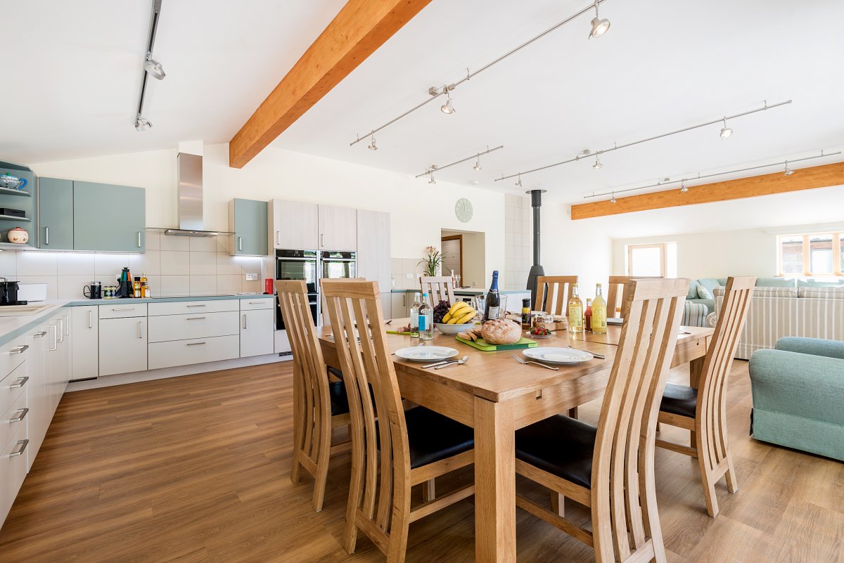 Wallops Wood Cottages - Silver Birch dining sitting room